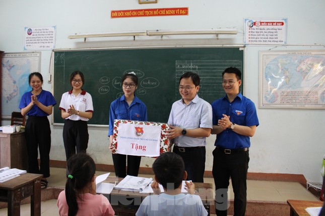 TƯ Đoàn thăm, tặng quà các chiến sĩ tình nguyện hè tại Đà Nẵng ảnh 4