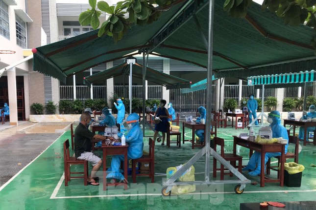 Người dân Đà Nẵng 'đội mưa' làm xét nghiệm COVID – 19 ảnh 1