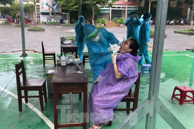 Người dân Đà Nẵng 'đội mưa' làm xét nghiệm COVID – 19 ảnh 2