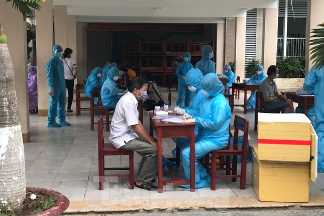 Người dân Đà Nẵng 'đội mưa' làm xét nghiệm COVID – 19 ảnh 3