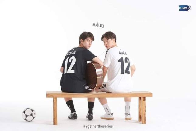 2Gether The Series: Biết trước sẽ có cảnh chạm môi với Win, Bright vẫn nhận vai cái rụp ảnh 1