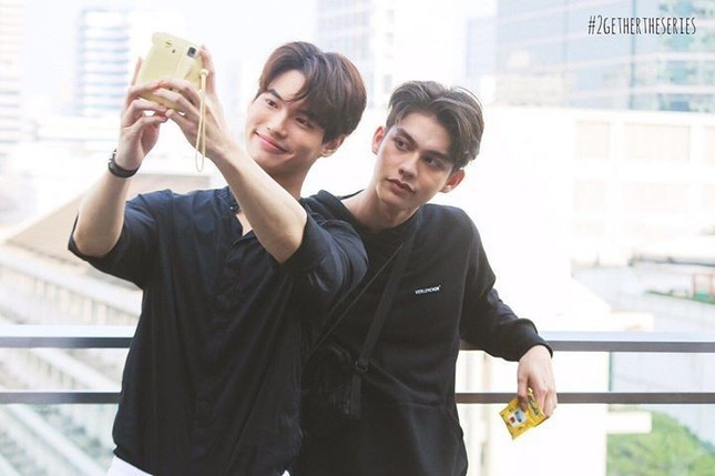 2Gether The Series: Biết trước sẽ có cảnh chạm môi với Win, Bright vẫn nhận vai cái rụp ảnh 4