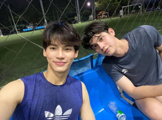 2Gether The Series: Biết trước sẽ có cảnh chạm môi với Win, Bright vẫn nhận vai cái rụp ảnh 3