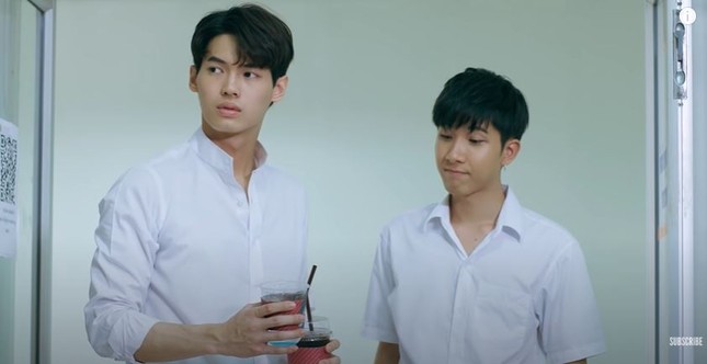 2gether The Series: Sarawat dụ dỗ “cừu non” Tine, tỏ tình công khai trên sân khấu ảnh 9