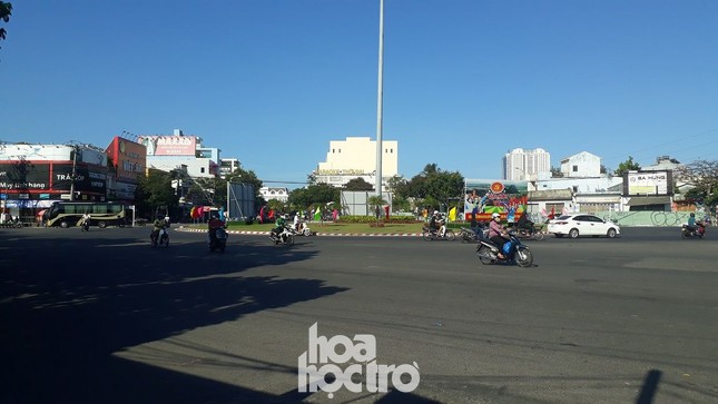 Đà Nẵng bắt đầu giãn cách xã hội: Ra ngoài mang khẩu trang, quán xá thưa vắng khách ảnh 3