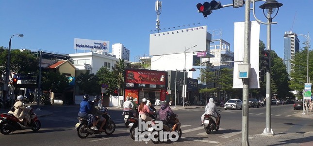 Đà Nẵng bắt đầu giãn cách xã hội: Ra ngoài mang khẩu trang, quán xá thưa vắng khách ảnh 2