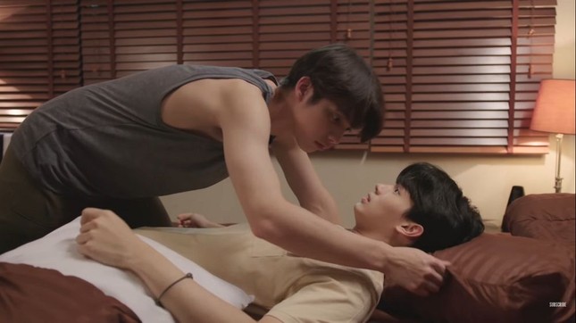 Phim đang hot “Still 2gether“: Sarawat - Tine dở khóc dở cười khi sống chung một nhà ảnh 3
