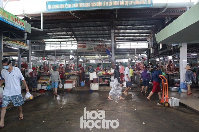 Nhiều sinh viên trọ học đã 1 tuần chưa thể đi chợ mua thức ăn vì không được phát phiếu ảnh 1
