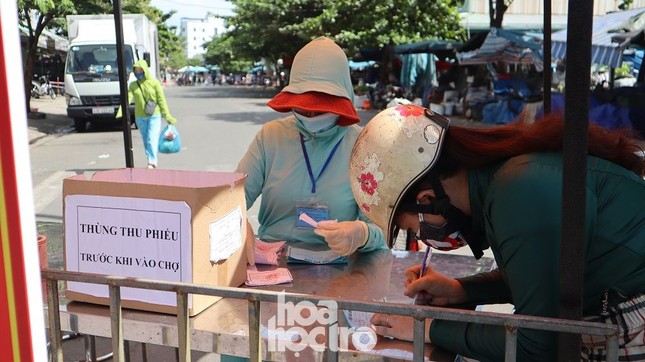 Nhiều sinh viên trọ học đã 1 tuần chưa thể đi chợ mua thức ăn vì không được phát phiếu ảnh 9