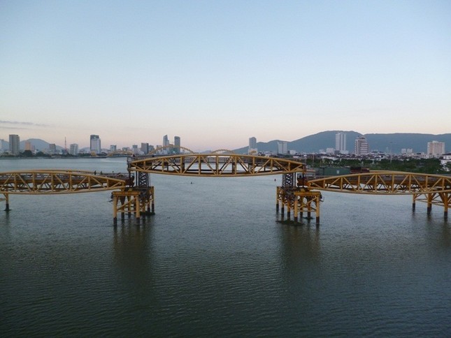 Bão số 5 đổ bộ, người dân Đà Nẵng sửng sốt trước màn “biến hình” của cây cầu lịch sử ảnh 5