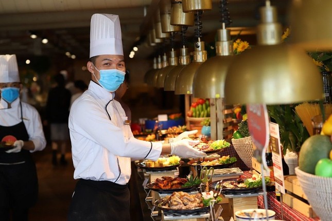 Đà Nẵng: Teen “check-in” Cầu Vàng phiên bản yêu nước, nô nức tắm biển sau bão và COVID-19 ảnh 5