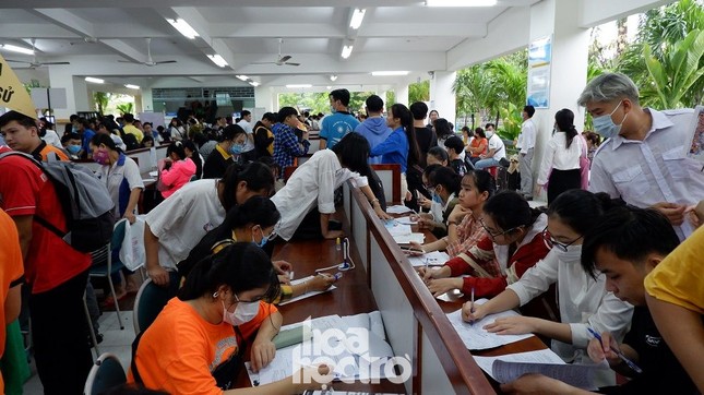 Trường ĐH Sư phạm - ĐH Đà Nẵng: Mưa to cũng không thể cản bước chân tân sinh viên nhập học ảnh 1