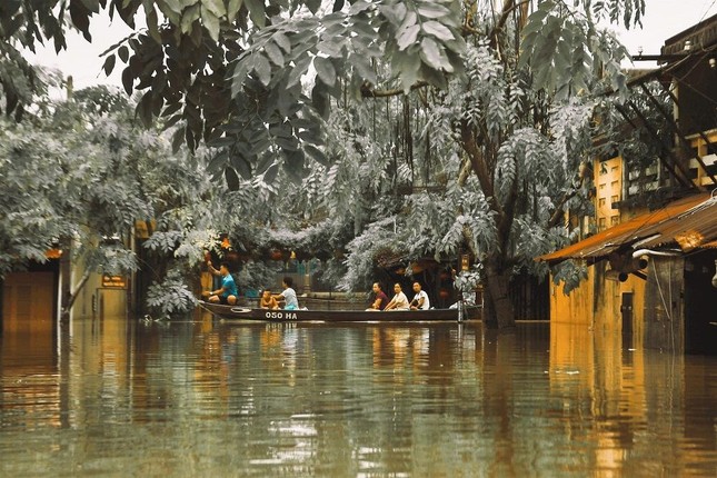 Những câu chuyện đáng yêu đằng sau bộ ảnh “Venice Hội An” thắp sáng những ngày mưa lũ ảnh 1