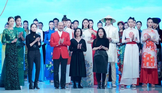 Hoa hậu Trung Quốc gây tranh cãi khi mặc áo dài Việt Nam thi tài năng tại Miss Earth 2020 ảnh 4
