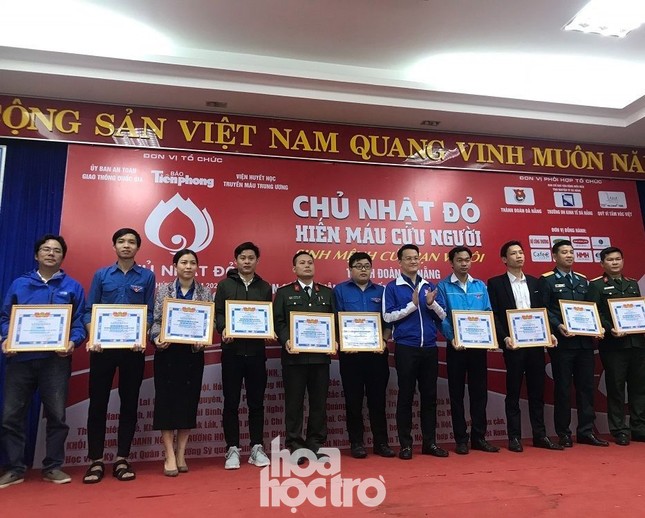 Chủ Nhật Đỏ: Sinh viên ĐH Đà Nẵng sưởi ấm ngày Đông lạnh bằng những giọt máu hồng ảnh 1