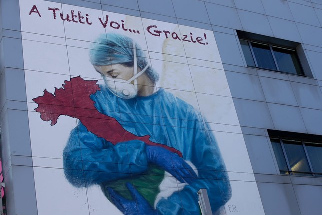Với nghệ thuật Graffiti, những tòa nhà ảm đảm giữa dịch COVID-19 đã “sống dậy“ ảnh 2