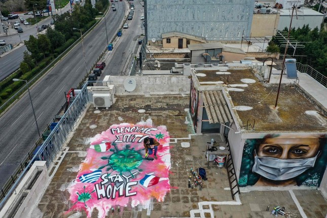 Với nghệ thuật Graffiti, những tòa nhà ảm đảm giữa dịch COVID-19 đã “sống dậy“ ảnh 1