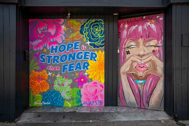 Với nghệ thuật Graffiti, những tòa nhà ảm đảm giữa dịch COVID-19 đã “sống dậy“ ảnh 5