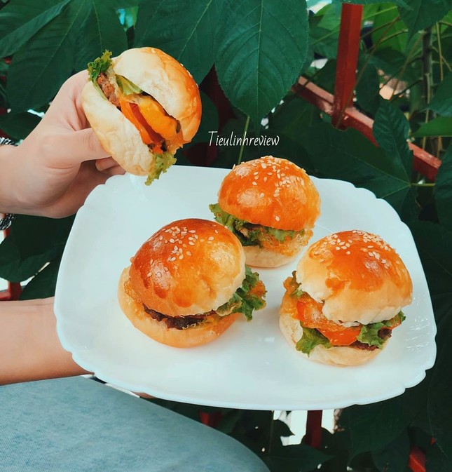 Hẹn hò với Sài Gòn: Quán cà phê gara “cool ngầu” và tiệm trà trên sân thượng sang chảnh ảnh 8