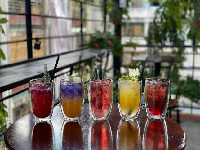 Hẹn hò với Sài Gòn: Quán cà phê gara “cool ngầu” và tiệm trà trên sân thượng sang chảnh ảnh 10