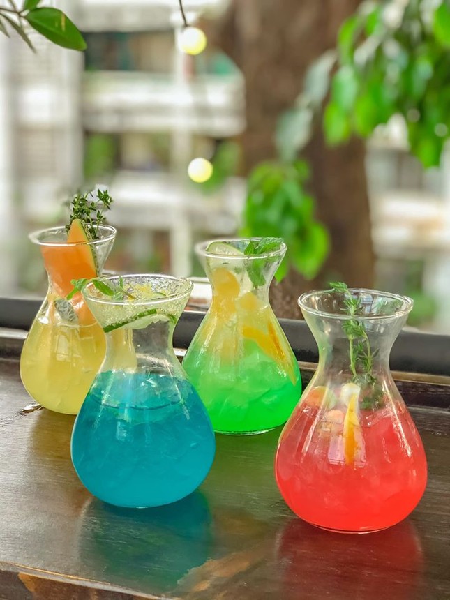 Hẹn hò với Sài Gòn: Quán cà phê gara “cool ngầu” và tiệm trà trên sân thượng sang chảnh ảnh 9