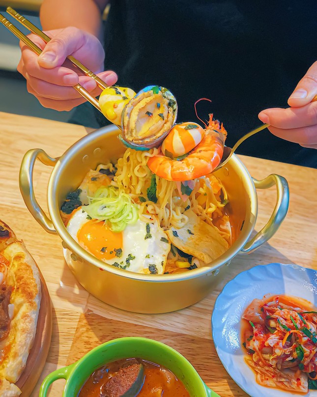 No bụng với mì xoong Bào Ngư, đã mắt ngắm hoa dã quỳ và thưởng thức trà đạo ở Đà Lạt ảnh 2