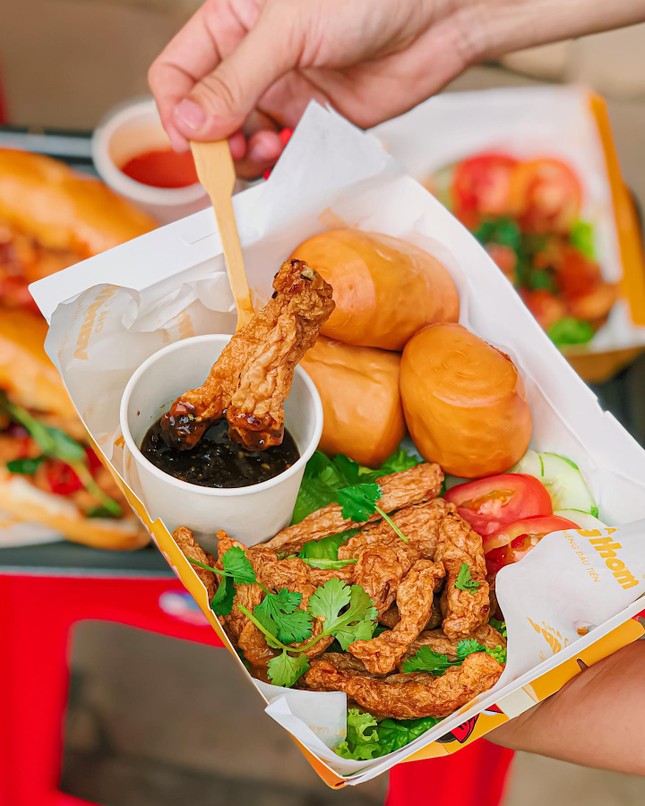 Giờ ăn đến rồi: Bánh mì chả cá giòn thơm hay bò né sốt phô mai kéo sợi? ảnh 4