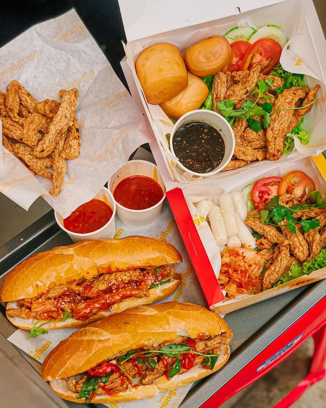 Giờ ăn đến rồi: Bánh mì chả cá giòn thơm hay bò né sốt phô mai kéo sợi? ảnh 3