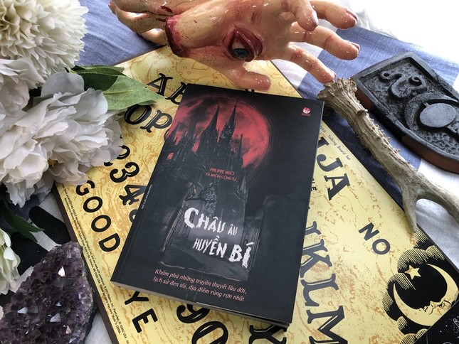 Sách hay mùa Halloween: Trải nghiệm “du lịch đen” nơi Châu Âu huyền bí ảnh 2