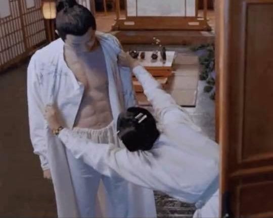 Thanh Thanh Tử Khâm: Nam chính sở hữu body 6 múi giả trân khiến dân mạng cười rớt quai hàm ảnh 2