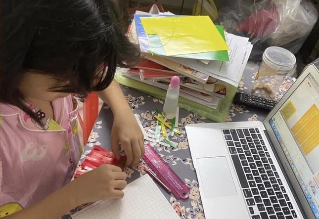 Học sinh than trời vì học online lên tới 10 tiết/ ngày, thầy cô cũng oải vì “độc thoại“ ảnh 1