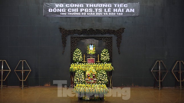 Dòng người nghẹn ngào tiễn biệt Thứ trưởng Giáo dục Lê Hải An ảnh 5