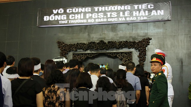 Dòng người nghẹn ngào tiễn biệt Thứ trưởng Giáo dục Lê Hải An ảnh 10