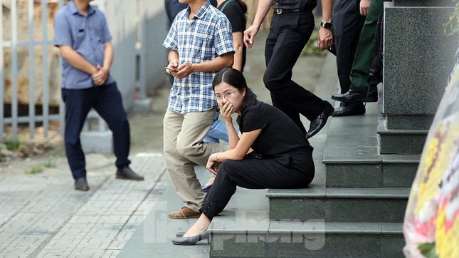 Dòng người nghẹn ngào tiễn biệt Thứ trưởng Giáo dục Lê Hải An ảnh 17