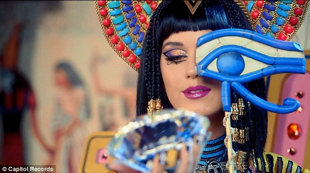 Katy Perry trổ tài múa cột điêu luyện ảnh 11