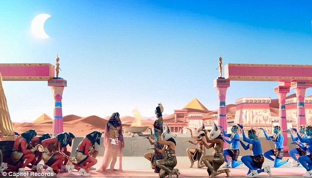 Katy Perry trổ tài múa cột điêu luyện ảnh 6