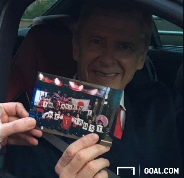 Hạ M.U, Wenger nhận 'quà đặc biệt' từ CĐV Arsenal ảnh 1