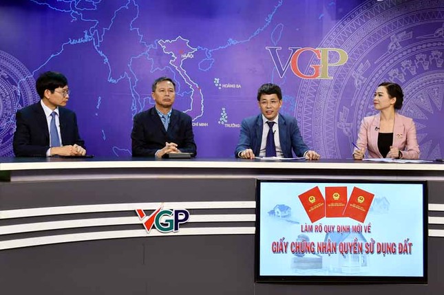 Thành viên nào trong gia đình được ghi tên trên sổ đỏ? ảnh 1