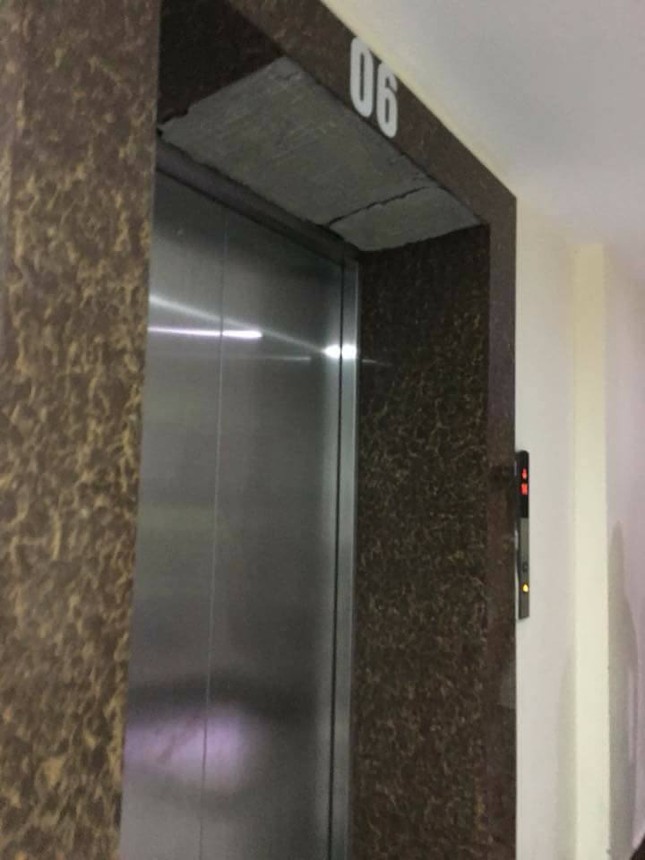 Gạch ốp tường chung cư rơi làm bé trai phải nhập viện ảnh 2