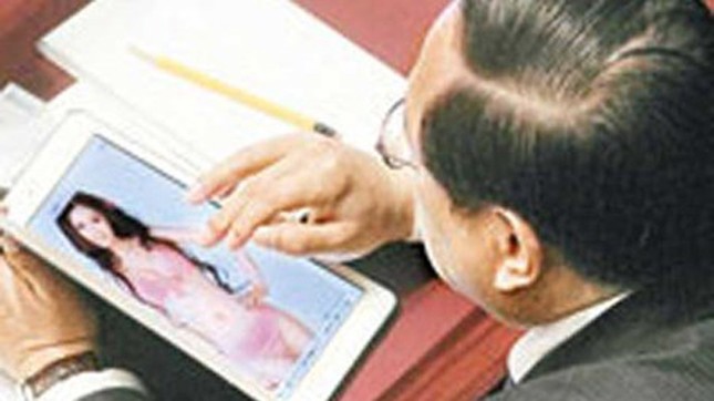 Nghị sĩ Hong Kong bị bắt quả tang xem phim sex giữa phiên họp ảnh 2