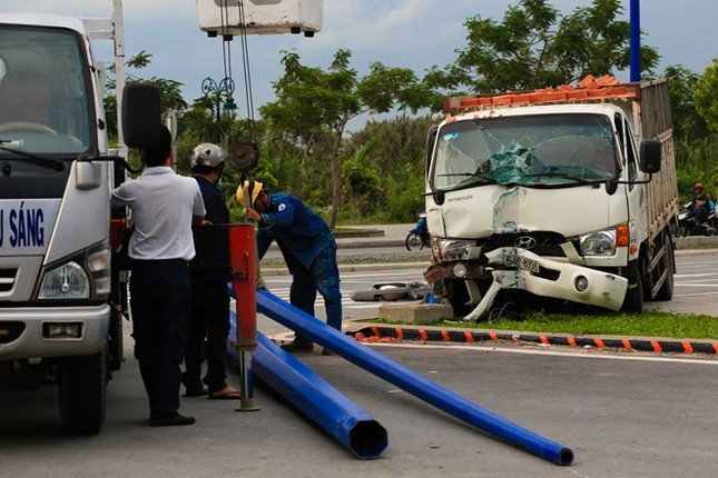 Xe tải gây tai nạn nằm ăn vạ trước cửa hầm Thủ Thiêm ảnh 1