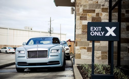Khi chủ xe Rolls-Royce 'không xu dính túi' ảnh 2