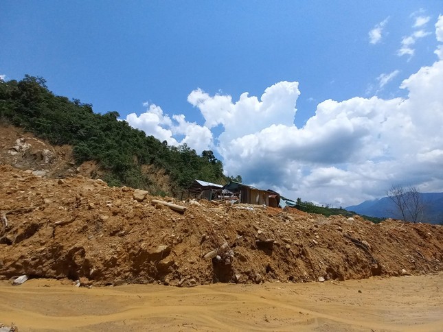 Nửa năm sau thiên tai, vùng lở núi Phước Sơn tiếp tục đối diện nguy cơ bị cô lập ảnh 3