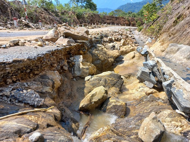 Nửa năm sau thiên tai, vùng lở núi Phước Sơn tiếp tục đối diện nguy cơ bị cô lập ảnh 6