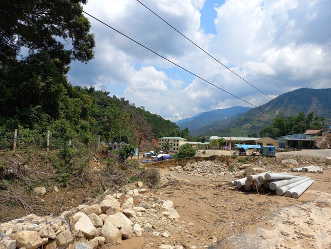 Nửa năm sau thiên tai, vùng lở núi Phước Sơn tiếp tục đối diện nguy cơ bị cô lập ảnh 4