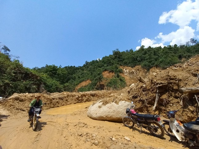 Nửa năm sau thiên tai, vùng lở núi Phước Sơn tiếp tục đối diện nguy cơ bị cô lập ảnh 9