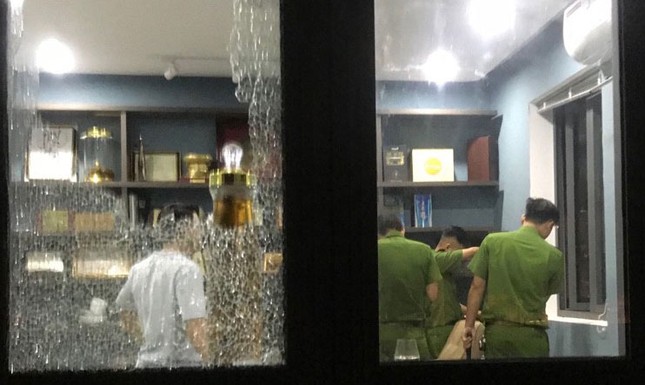 Tạm giữ 2 đối tượng trong vụ nhóm thanh niên đập phá nhà dân trong đêm ảnh 1