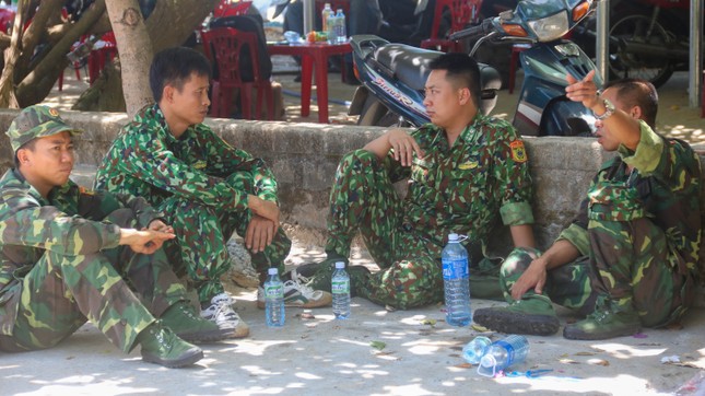 Hàng trăm chiến sĩ truy tìm sát nhân 'vượt ngục' trên rừng Hải Vân giữa nắng như đổ lửa ảnh 4