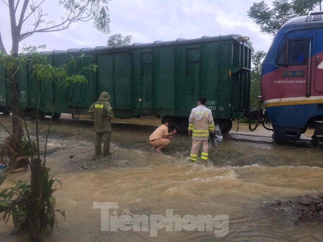 Đường sắt Bắc Nam thông trở lại sau sự cố trật bánh, đứt toa ở Quảng Trị ảnh 3
