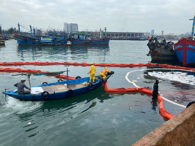 Khẩn trương xử lý sự cố tràn dầu trên âu thuyền, cảng cá Thọ Quang ảnh 1